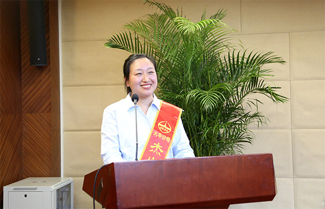 市場(chǎng)營(yíng)銷中心劉巍巍、技術(shù)中心王夏偉代表杰出團(tuán)隊(duì)及優(yōu)秀個(gè)人發(fā)言