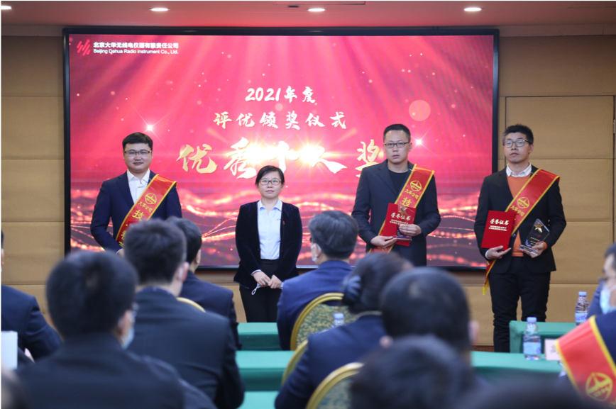 大華公司副總經(jīng)理?xiàng)钣隆⒏笨偨?jīng)理邵楠、副總經(jīng)理孫曉斌、副總經(jīng)理岳春梅為王夏偉、王偉、高洪峰頒發(fā)優(yōu)秀個(gè)人“技術(shù)精英獎(jiǎng)”，為王昊川、楊金旺頒發(fā)優(yōu)秀個(gè)人“市場(chǎng)先鋒獎(jiǎng)”，為張楠、許碩、李賀頒發(fā)優(yōu)秀個(gè)人“運(yùn)營(yíng)標(biāo)兵獎(jiǎng)”，為周景浩、張二亮頒發(fā)“最佳新銳獎(jiǎng)”。