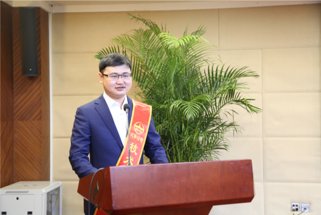 市場(chǎng)營(yíng)銷中心劉巍巍、技術(shù)中心王夏偉代表杰出團(tuán)隊(duì)及優(yōu)